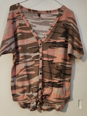 Women’s Pink & Brown Oversized Camouflage Button-Front Short Sleeve Shirt